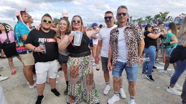 Die Festivalgäste kamen in tollen Outfits.