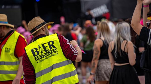 Viele der Fans kamen auch in Gruppenoutfits - und setzten ihre Statements.