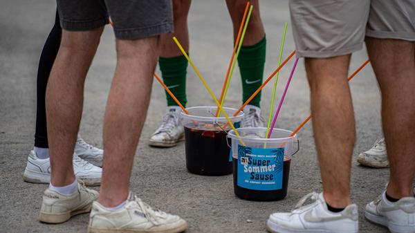 Am Strand von Malle nicht mehr gern gesehen, aber ein Must für Malle-Fans: Der Sangria-Eimer fehlte bei der SuperSommerSause natürlich nicht.