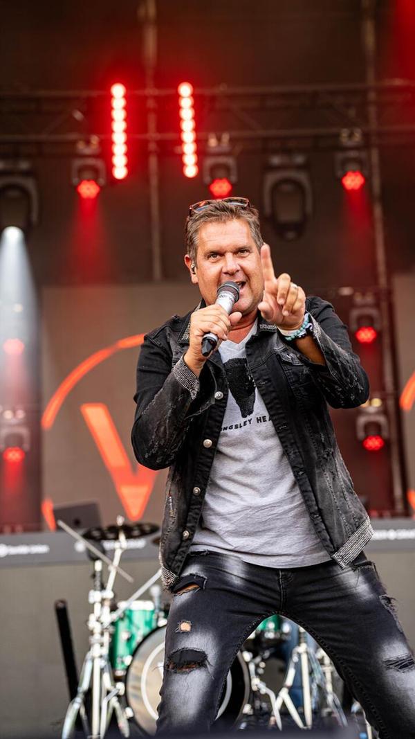 Frankens Malle-Mann Nummer 1, Peter Wackel aus Erlangen, heizte der Menge ein, als läge das Knoblauchsland direkt am spanischen Meer.