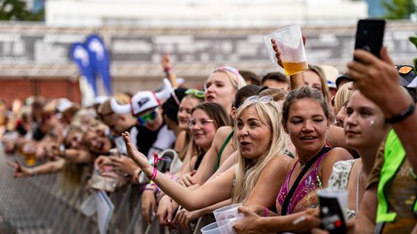 Glücklich war, wer in der ersten Reihe stand: Unter 17.500 Feiernden, die der Veranstalter angibt, war es kein leichtes Unterfangen, ganz vorne an der Bühne zu stehen.