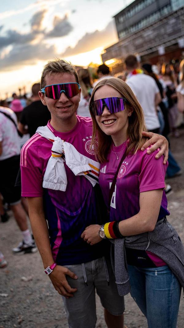 Viele kamen auch, in Hommage an die Leistung der DFB-Elf, im Trikot dieser EM 2024. Auch oft gesehen: Ski-Brillen, denn zu Malle gehört ja auch irgendwie der Après-Ski-Sektor.