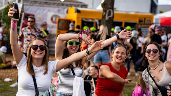 Die Party begann für viele Fans bereits am Mittag - neun Stunden dauerte die große Malle-Party am Flughafen.