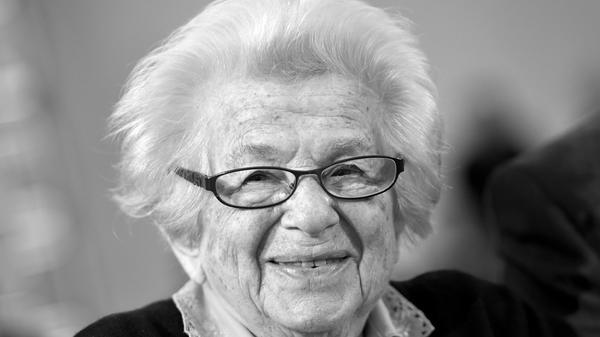 Mit 96 Jahren ist Ruth Westheimer am 12. Juli 2024 in New York City gestorben. Die in Karlstadt in Unterfranken Geborene kam als jüdische Waise über die Schweiz in die USA - dort wurde sie bekannt, weil sie sich dem Thema "Sexualität" widmete. Heute gilt sie als die bekannteste Sex-Therapeutin in den Staaten - und vielleicht auch weltweit. Als "Dr. Ruth" hatte sie unter anderem in den 80er-Jahren eine Radio-Show.