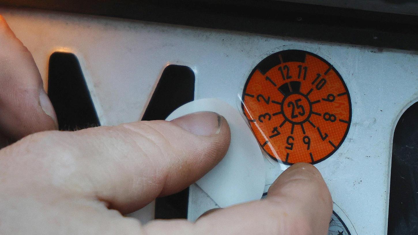 TÜVPlakette ablesen Farbe und Position richtig deuten