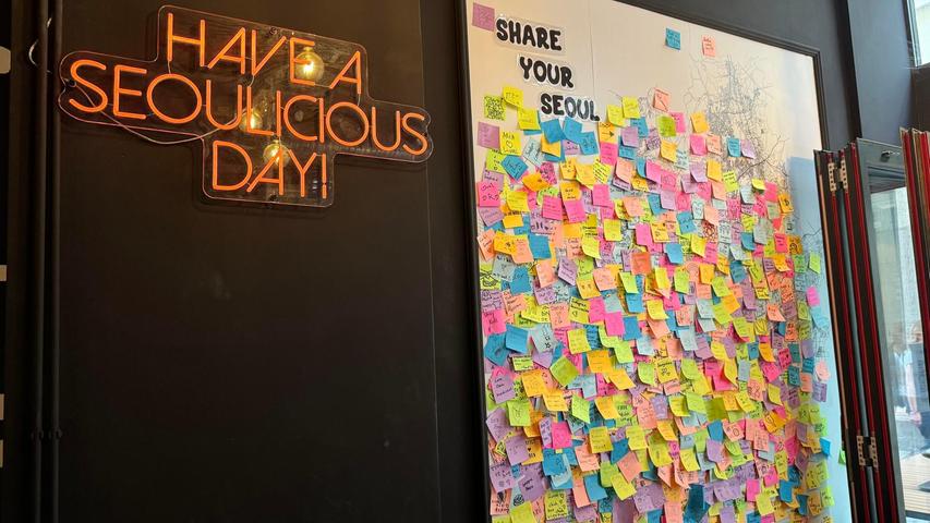 Die Karte von Seoul ist schon fast vollkommen mit Post-its überklebt. Die Karte von Seoul ist schon fast vollkommen mit Post-its überklebt.