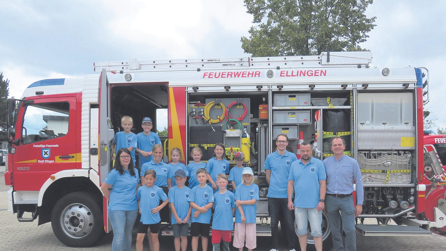 Gruppenfoto zum Gründungsfest: die Ellinger Kinderfeuerwehr mit ihren Betreuern und Bürgermeister Matthias Obernöder. Gruppenfoto zum Gründungsfest: die Ellinger Kinderfeuerwehr mit ihren Betreuern und Bürgermeister Matthias Obernöder.
