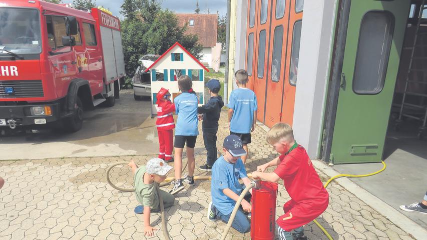 Früh übt sich, wer einmal ein echter Feuerwehrmann respektive eine Feuerwehrfrau werden will: Wenn es kein Ernstfall ist, dann kann Hausbrandlöschen auch Spaß machen. Früh übt sich, wer einmal ein echter Feuerwehrmann respektive eine Feuerwehrfrau werden will: Wenn es kein Ernstfall ist, dann kann Hausbrandlöschen auch Spaß machen.