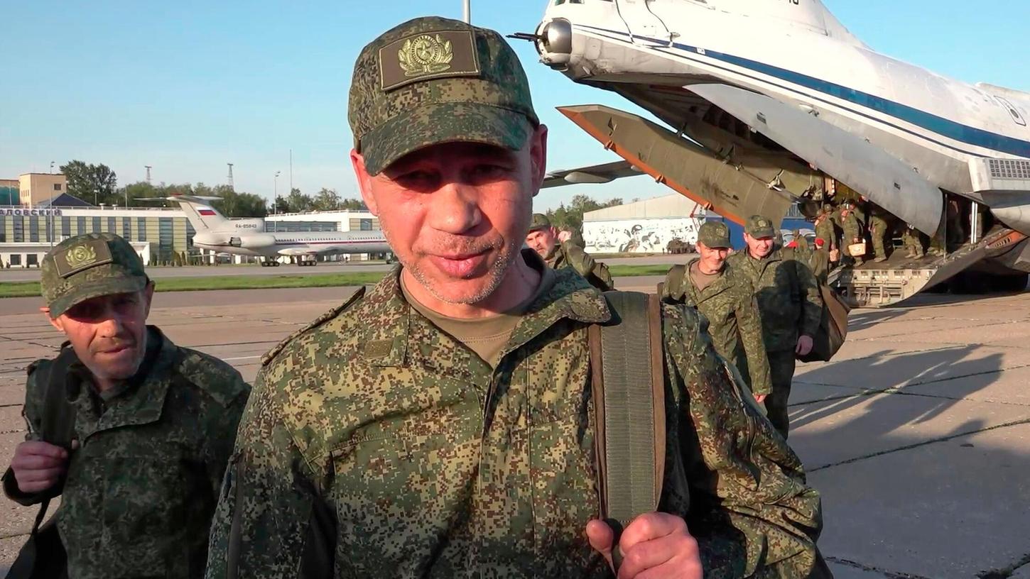 Auf diesem vom Pressedienst des russischen Verteidigungsministeriums am Samstag, den 24. Mai 2025, veröffentlichten Foto verlassen russische Soldaten nach ihrer Rückkehr aus der Gefangenschaft im Rahmen eines Kriegsgefangenenaustauschs zwischen Russland und der Ukraine ein Flugzeug auf dem Tschkalowski-Flughafen außerhalb von Moskau. Auf diesem vom Pressedienst des russischen Verteidigungsministeriums am Samstag, den 24. Mai 2025, veröffentlichten Foto verlassen russische Soldaten nach ihrer Rückkehr aus der Gefangenschaft im Rahmen eines Kriegsgefangenenaustauschs zwischen Russland und der Ukraine ein Flugzeug auf dem Tschkalowski-Flughafen außerhalb von Moskau.