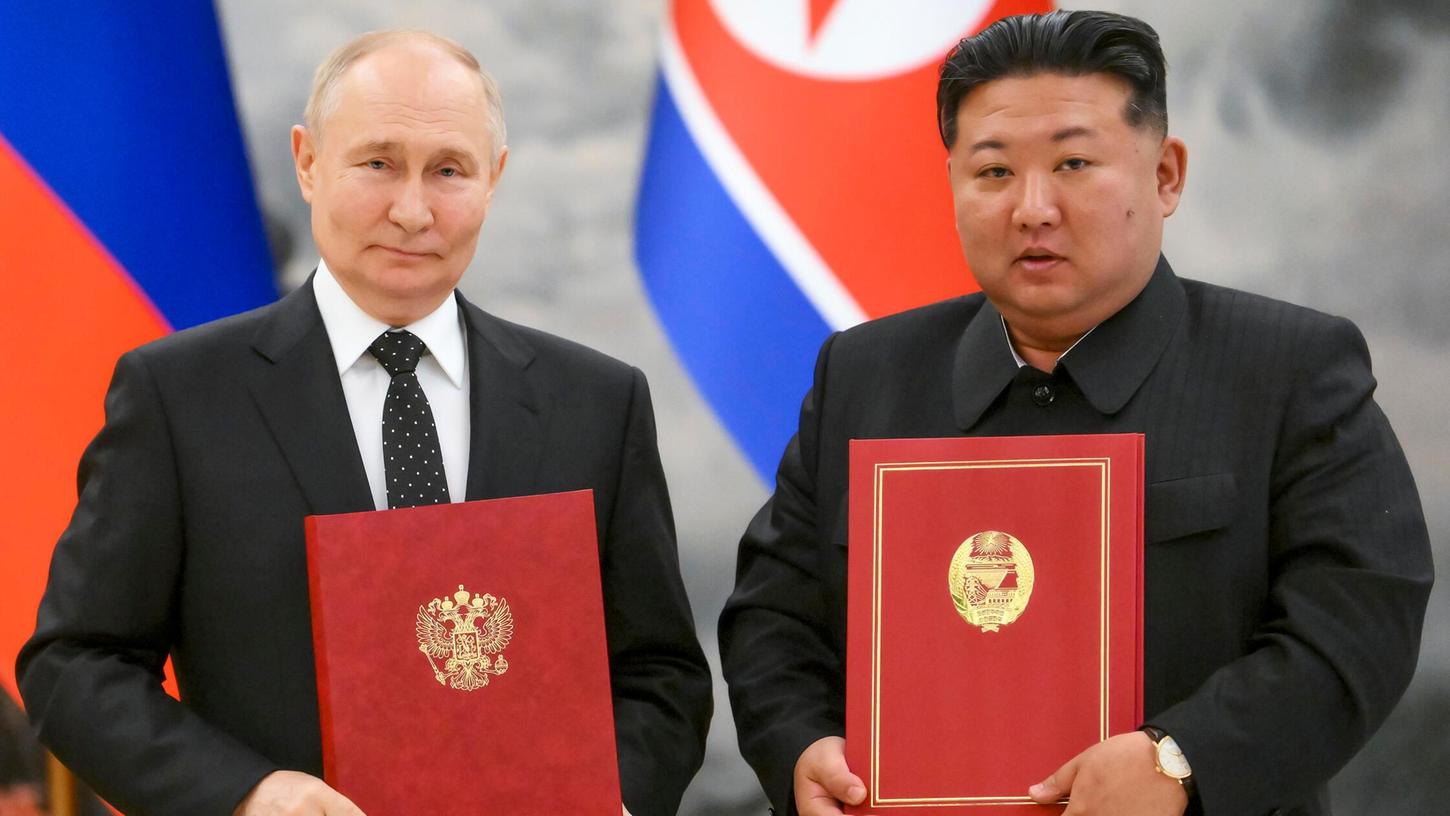 Der russische Präsident Wladimir Putin (l) und der nordkoreanische Staatschef Kim Jong Un unterstützen sich offenbar gegenseitig. Der russische Präsident Wladimir Putin (l) und der nordkoreanische Staatschef Kim Jong Un unterstützen sich offenbar gegenseitig.