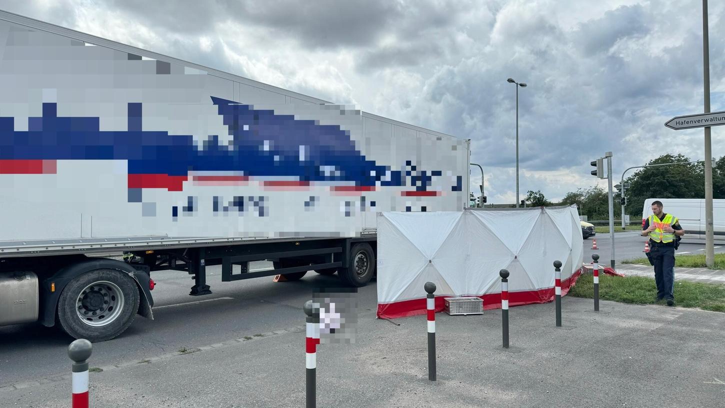Am Dienstagmittag ist es in Nürnberg an der Ecke Hafenstraße zu einem schweren Verkehrsunfall gekommen. Am Dienstagmittag ist es in Nürnberg an der Ecke Hafenstraße zu einem schweren Verkehrsunfall gekommen.