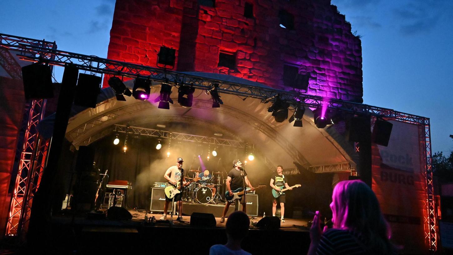 Blick auf die Festival-Bühne bei Rock hinter der Burg in Hilpoltstein. Blick auf die Festival-Bühne bei Rock hinter der Burg in Hilpoltstein.