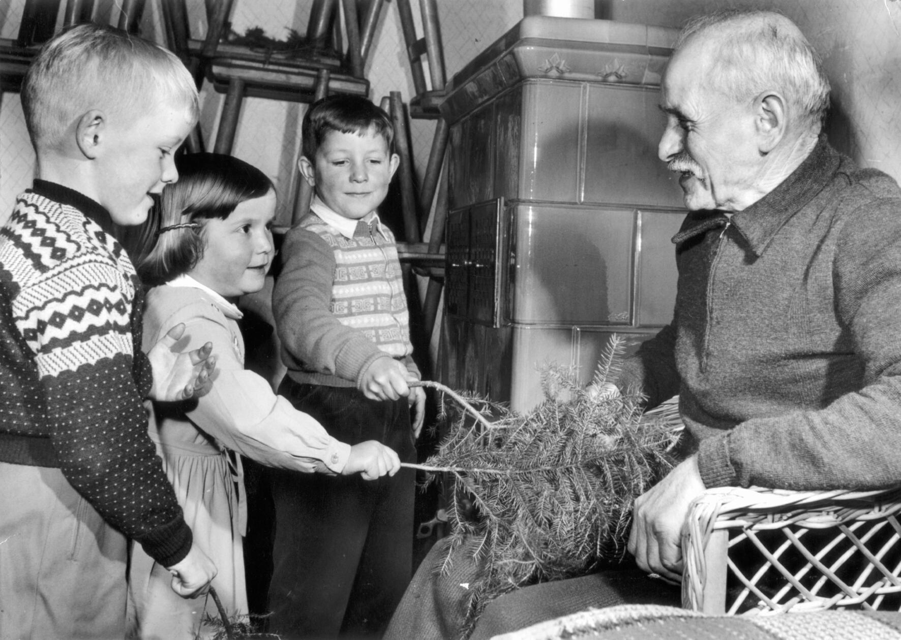 Zwischen Weihnachten und Neujahr war einst in Franken die Zeit der Pfefferlasnächte. Die Dorfjugend zog mit Wacholder- oder Mistelzweigen von Hof zu Hof und rief: „Schmeckt der Pfeffer gut? Gesalzen oder geschmalzen?“ Die Gepfefferten mussten Schnaps, Speck und Gebäck spendieren. Auf eigene Weise pflegten die Kinder der Familie Igel 1958 im Nürnberger Knoblauchsland den alten Brauch. Sie berührten ihren Großvater mit Fichtenzweigen und sagten dazu den Spruch „Pfeffern, pfeffern, des ist gout – z’mohl, wenn an wos wöih tout“, was Gesundheit und Glück für das neue Jahr bringen sollte – und als Belohnung einen Pfefferkuchen.