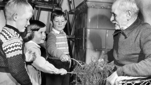 Zwischen Weihnachten und Neujahr war einst in Franken die Zeit der Pfefferlasnächte. Die Dorfjugend zog mit Wacholder- oder Mistelzweigen von Hof zu Hof und rief: „Schmeckt der Pfeffer gut? Gesalzen oder geschmalzen?“ Die Gepfefferten mussten Schnaps, Speck und Gebäck spendieren. Auf eigene Weise pflegten die Kinder der Familie Igel 1958 im Nürnberger Knoblauchsland den alten Brauch. Sie berührten ihren Großvater mit Fichtenzweigen und sagten dazu den Spruch „Pfeffern, pfeffern, des ist gout – z’mohl, wenn an wos wöih tout“, was Gesundheit und Glück für das neue Jahr bringen sollte – und als Belohnung einen Pfefferkuchen.