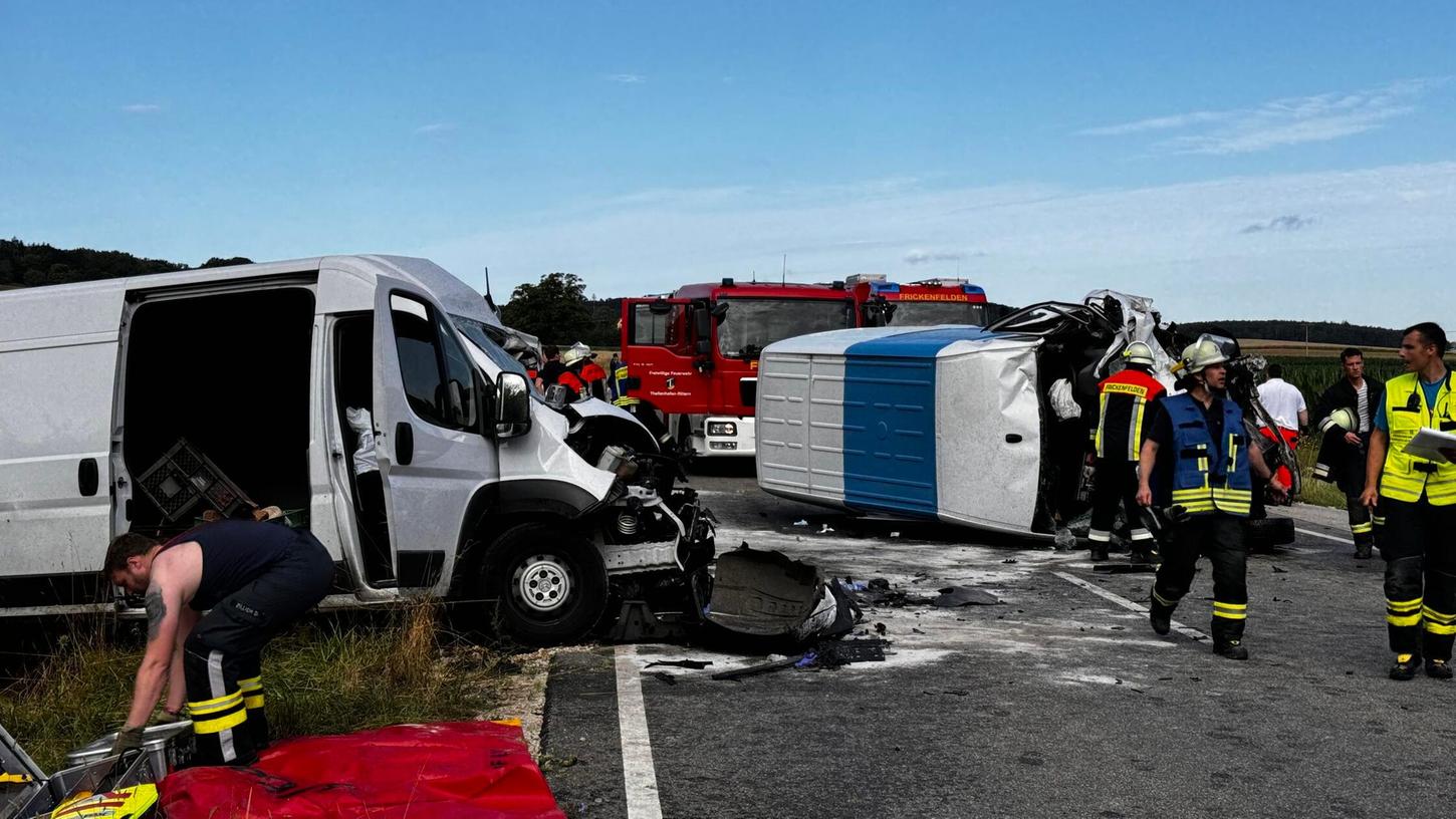 Am Mittwochmorgen kam es zwischen Thannhausen, einem Ortsteil von Pfofeld, und dem Pleinfeldert Ortsteil Veitserlbach (Landkreis Weißenburg-Gunzenhausen) zu einem schweren Unfall. Am Mittwochmorgen kam es zwischen Thannhausen, einem Ortsteil von Pfofeld, und dem Pleinfeldert Ortsteil Veitserlbach (Landkreis Weißenburg-Gunzenhausen) zu einem schweren Unfall.