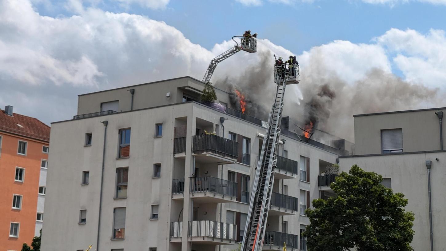 Brand einer Dachgeschosswohnung in einem Gebäude an der Ecke Simonstraße/Herrnstraße, Südstadt Fürth Brand einer Dachgeschosswohnung in einem Gebäude an der Ecke Simonstraße/Herrnstraße, Südstadt Fürth