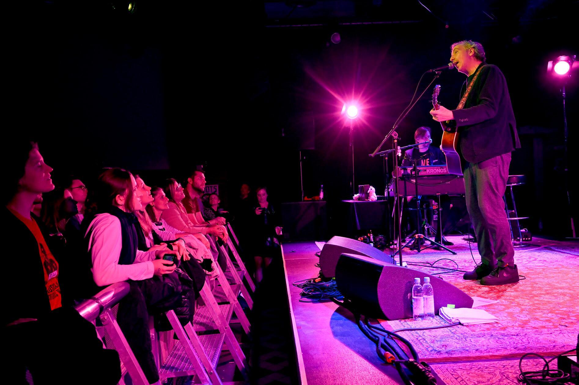 Der deutsche Singer und Songwriter Olli Schulz besucht am Freitag, 19. Juli, die Kulturinsel Wöhrmühle in Erlangen. Gemeinsam mit seiner Band spielt er dort ab 19.30 Uhr sein Liedermacher-Konzert. Tickets für die Veranstaltung gibt es ab 45 Euro.