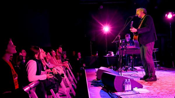 Der deutsche Singer und Songwriter Olli Schulz besucht am Freitag, 19. Juli, die Kulturinsel Wöhrmühle in Erlangen. Gemeinsam mit seiner Band spielt er dort ab 19.30 Uhr sein Liedermacher-Konzert. Tickets für die Veranstaltung gibt es ab 45 Euro.