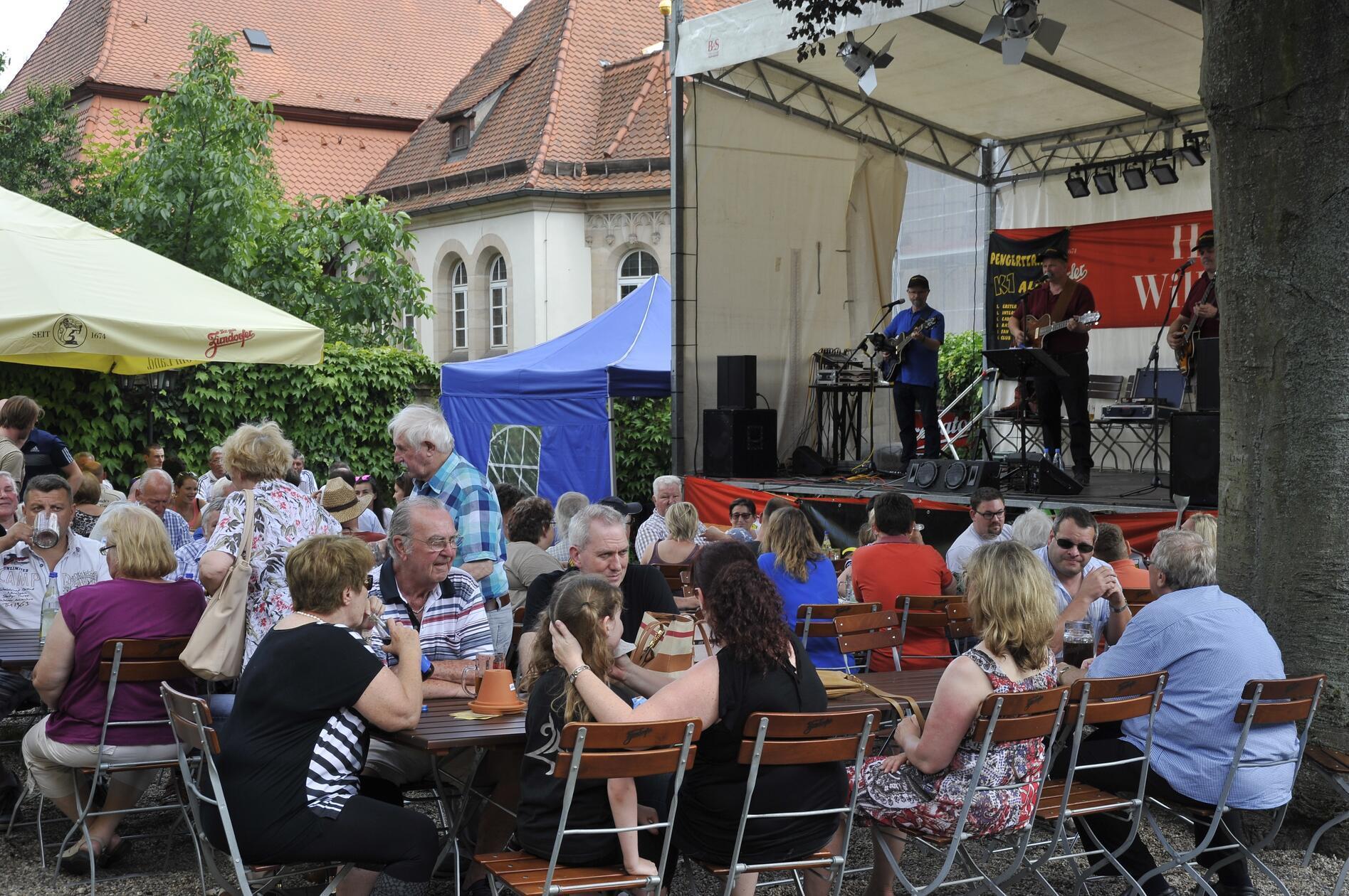 Von Freitag, 19. Juli bis Sonntag, 21. Juli, findet in Zirndorf das Stadt- und Brauereihoffest statt. Die Gäste erwartet dort Live-Musik, Kulinarisches aus aller Welt, das Schnabulier-Sträßla, ein Jubiläumsbier und viele weitere Programmpunkte.
