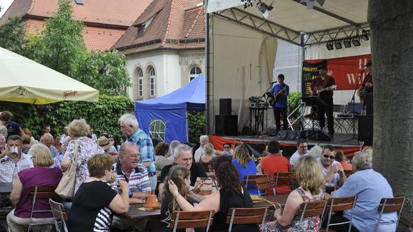Von Freitag, 19. Juli bis Sonntag, 21. Juli, findet in Zirndorf das Stadt- und Brauereihoffest statt. Die Gäste erwartet dort Live-Musik, Kulinarisches aus aller Welt, das Schnabulier-Sträßla, ein Jubiläumsbier und viele weitere Programmpunkte.