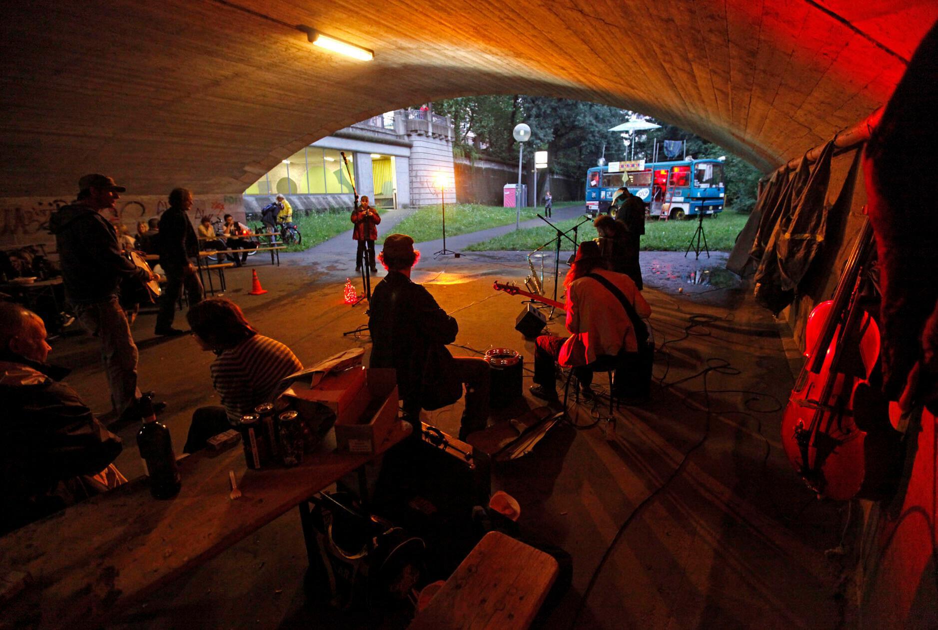 Von Freitag, 19. Juli, bis Sonntag, 21. Juli, findet am Krakauer Haus in Nürnberg das Straßenfest statt. Neben Open-Air-Konzerten gibt es dort Kinderprogramm, Workshops und mehr.