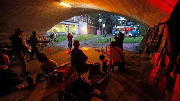 Von Freitag, 19. Juli, bis Sonntag, 21. Juli, findet am Krakauer Haus in Nürnberg das Straßenfest statt. Neben Open-Air-Konzerten gibt es dort Kinderprogramm, Workshops und mehr.