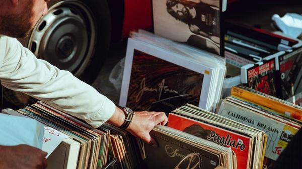 Sonne, Kaffee, Second-Hand: Das Café Frau Elster, in Nürnberg, lädt am Freitag, 19. Juli, und Samstag, 20. Juli, von 12 bis 19 Uhr zum Flohmarkt-Shopping ein. Neben Kaffee und Kuchen gibt es im Anschluss Drinks und Musik.