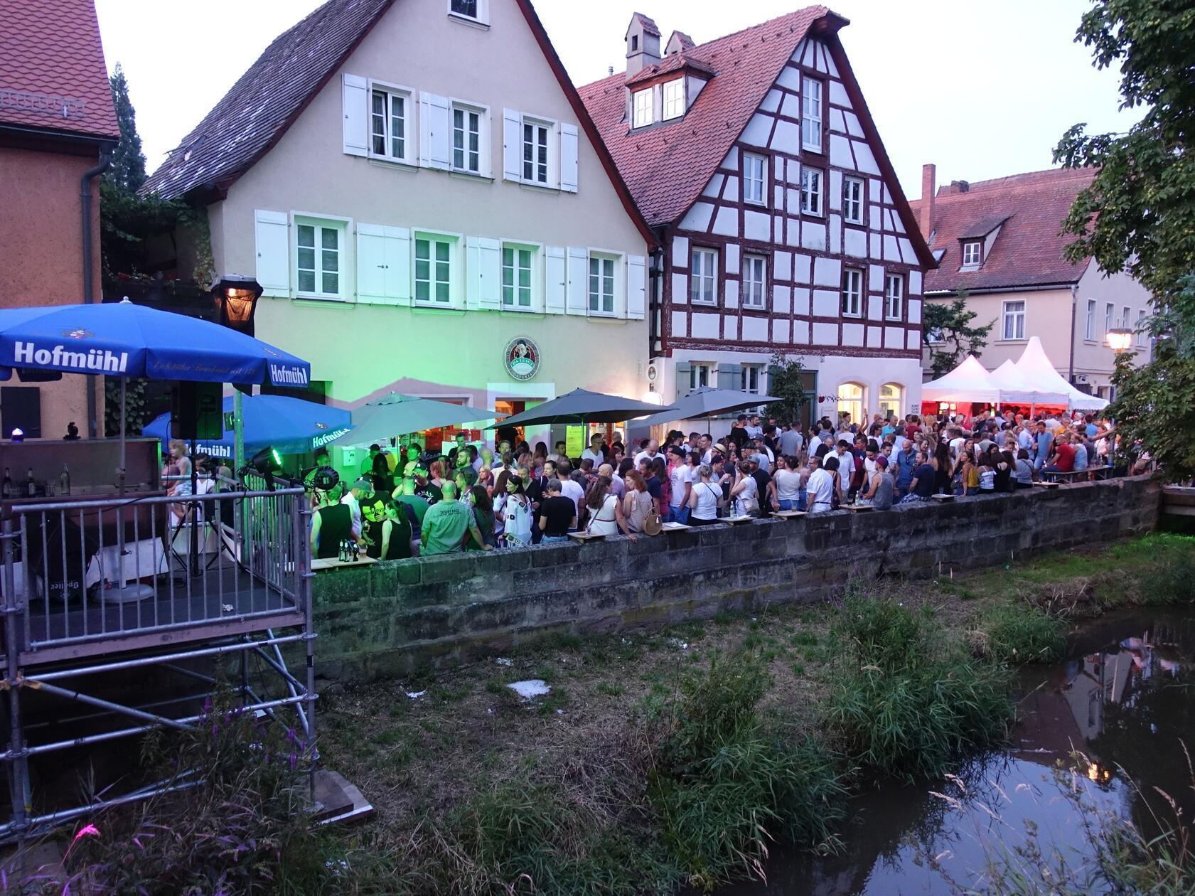 Von Freitag, 19. Juli, bis Sonntag, 21. Juli, findet das Bürgerfest in der Schwabacher Altstadt statt. Von Live-Musik bis zu kulinarischen Schmankerl ist dort einiges geboten.
