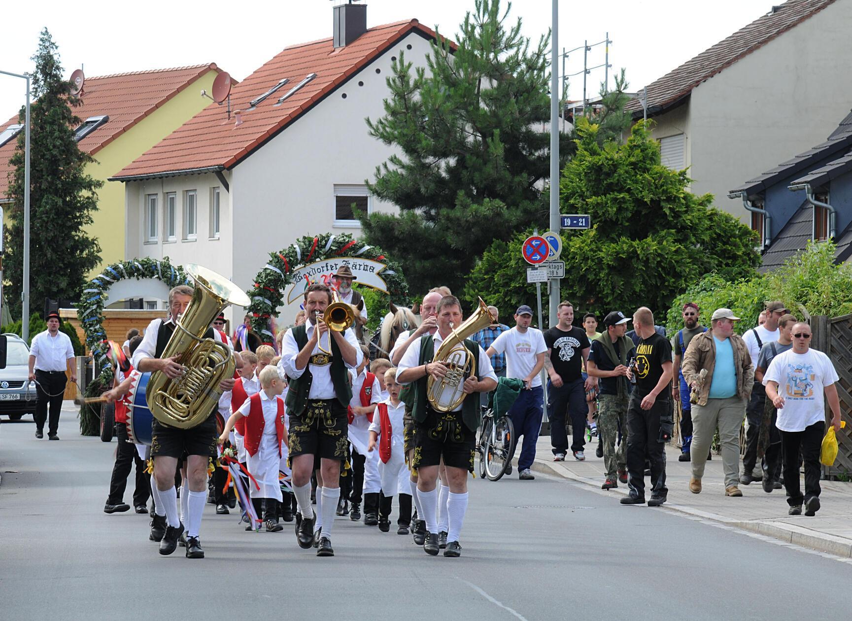 Von Freitag, 19. Juli, bis Montag, 22. Juli, findet in Nürnberg-Boxdorf Kirchweih statt. Neben Live-Musik gibt es dort das traditionelle Baumaufstellen, fränkische Gerichte und kühles Bier.
