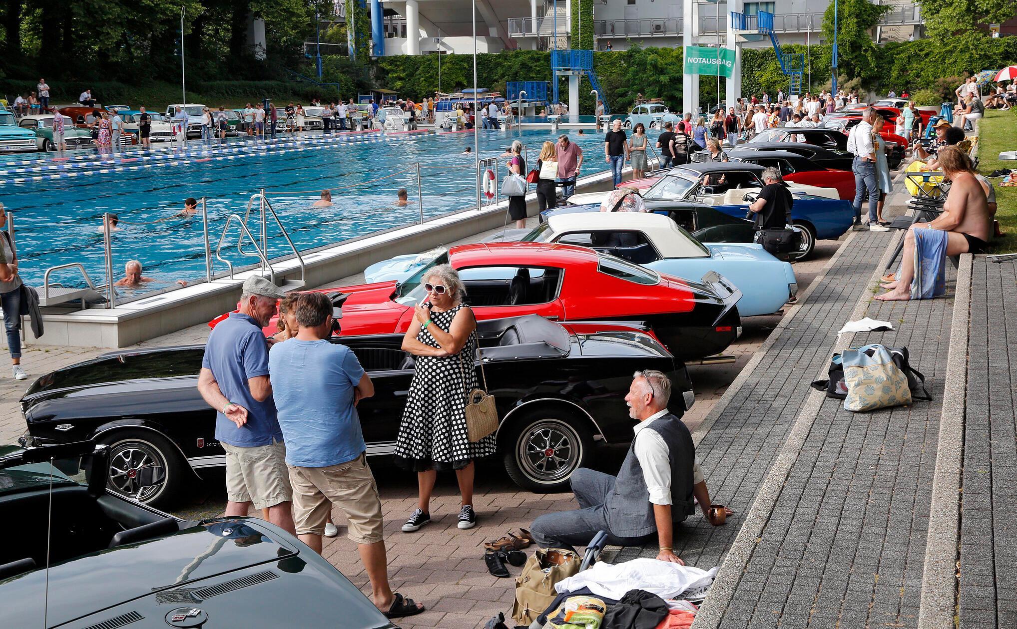 Am Samstag, 20. Juli, findet von 16 bis 23 Uhr die "Vintagepoolparty" im Stadionbad, in Nürnberg statt. Neben Live-Musik, und Foodtrucks bieten die Oldtimer, die rund um den Pool und auf der Wiese aufgestellt sind, eine besondere Stimmung.
