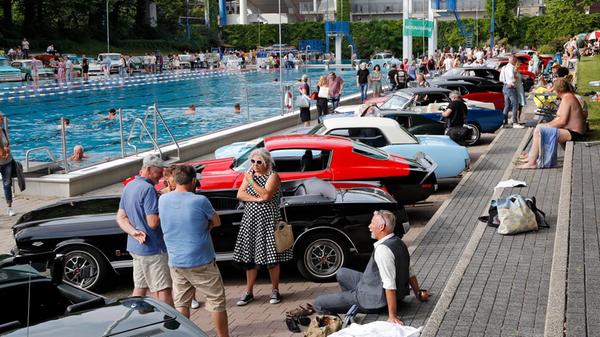 Am Samstag, 20. Juli, findet von 16 bis 23 Uhr die "Vintagepoolparty" im Stadionbad, in Nürnberg statt. Neben Live-Musik, und Foodtrucks bieten die Oldtimer, die rund um den Pool und auf der Wiese aufgestellt sind, eine besondere Stimmung.