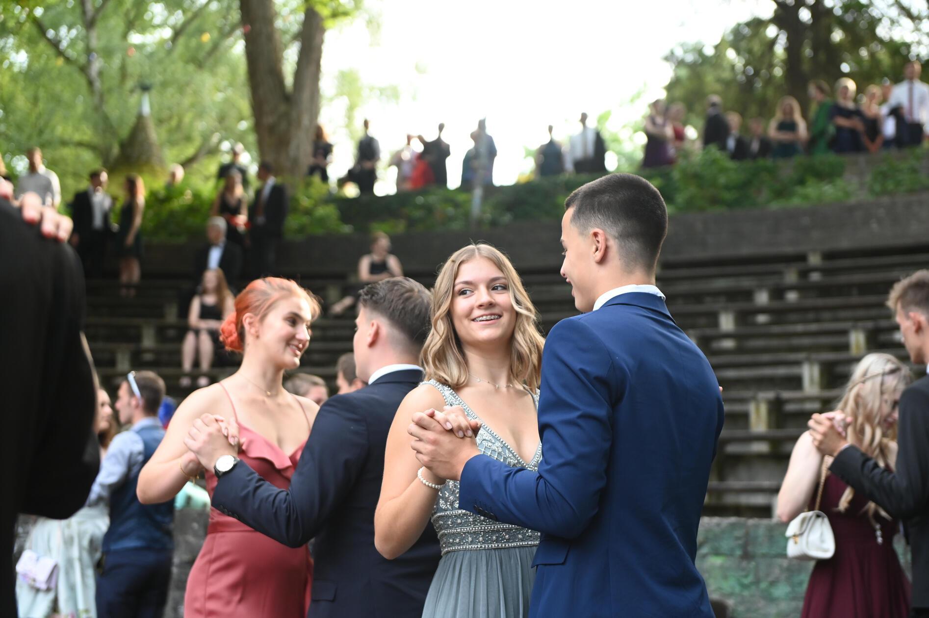 Am Samstag, 20. Juli, findet der Sommernachtsball der Comödie Fürth ab 19 Uhr im Stadtpark statt. Dort gibt es tolle Ballkleidung, klassische Tänze und mehr. Tickets für die Veranstaltung gibt es ab 79 Euro.