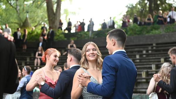 Am Samstag, 20. Juli, findet der Sommernachtsball der Comödie Fürth ab 19 Uhr im Stadtpark statt. Dort gibt es tolle Ballkleidung, klassische Tänze und mehr. Tickets für die Veranstaltung gibt es ab 79 Euro.