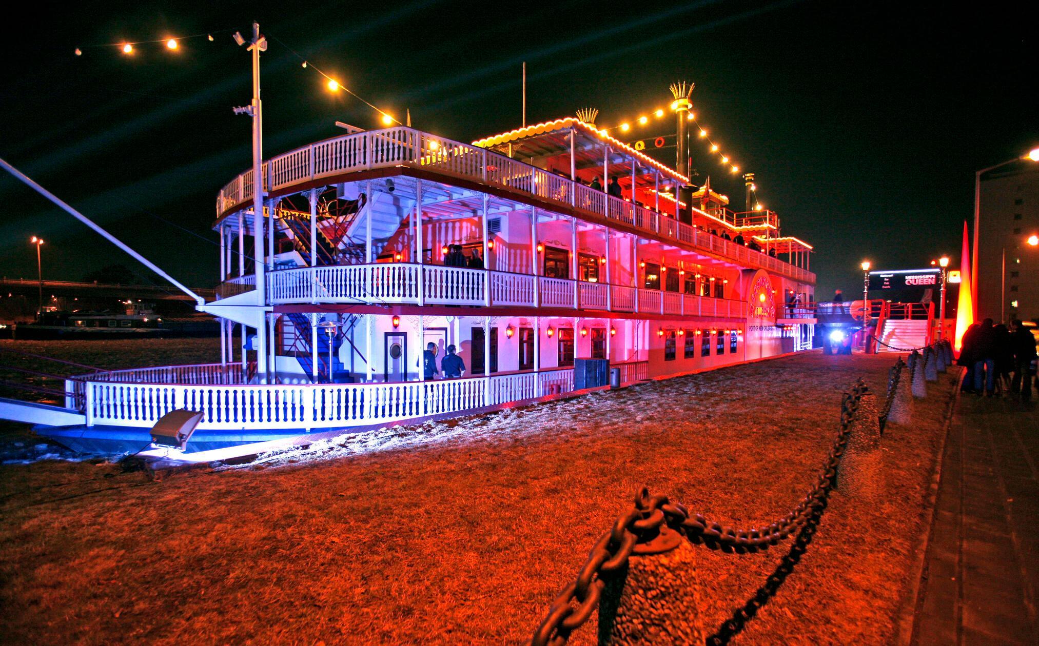 Am Sonntag, 21. Juli, findet auf der Mississippi Queen das Techno-Festival "Boot der Liebe" statt. Von 12 bis 22 Uhr läuft dort Hard Techno, Techno, Tech-House und Queer-Beats. Tickets für die Veranstaltung gibt es ab 23 Euro.