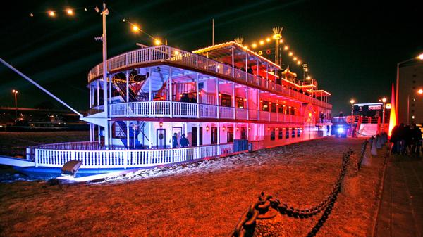 Am Sonntag, 21. Juli, findet auf der Mississippi Queen das Techno-Festival "Boot der Liebe" statt. Von 12 bis 22 Uhr läuft dort Hard Techno, Techno, Tech-House und Queer-Beats. Tickets für die Veranstaltung gibt es ab 23 Euro.