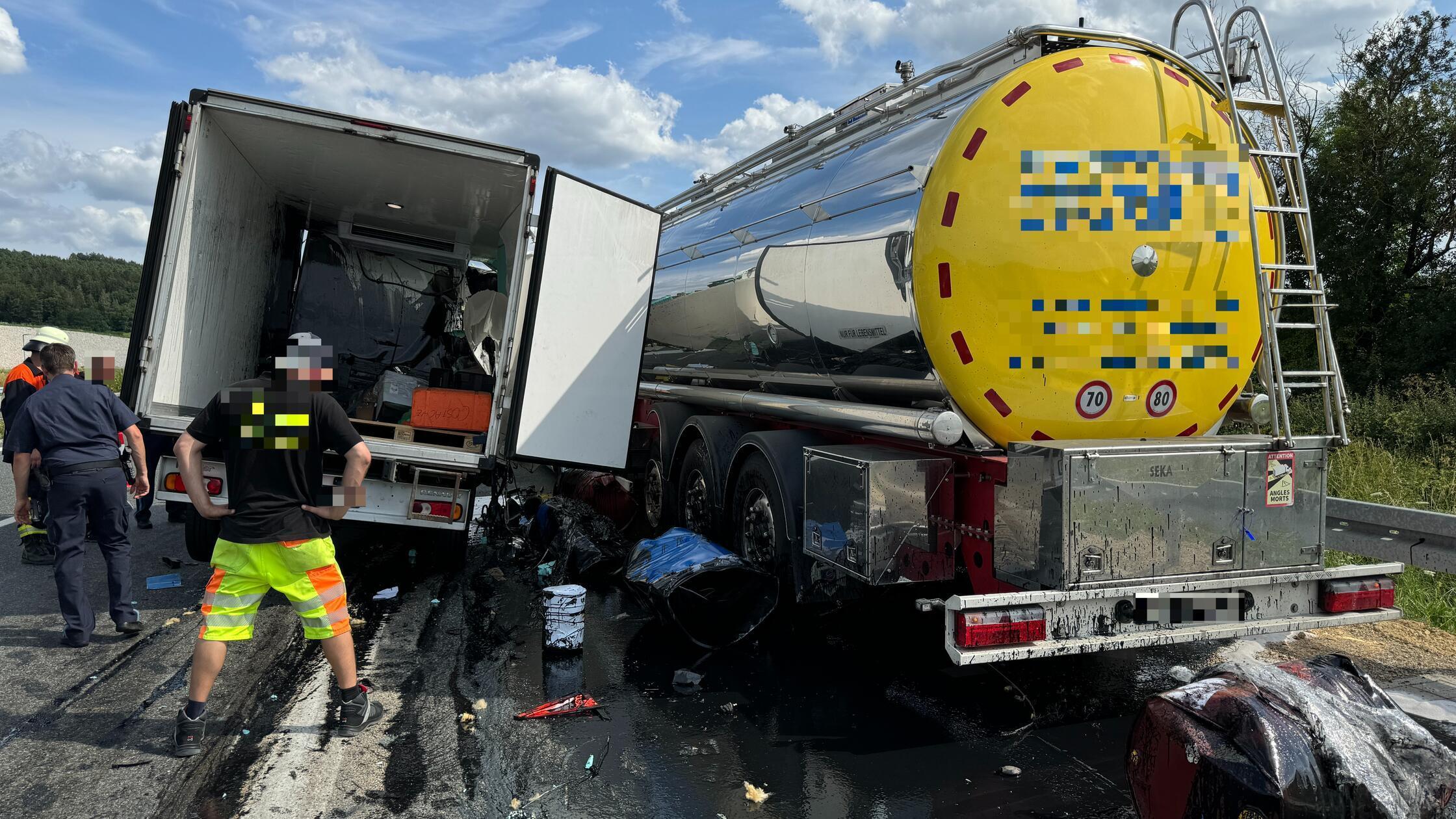 Vollsperre und Stau Mehrere Unfälle auf der A3 bei Neumarkt Öl und Farbe ausgelaufen