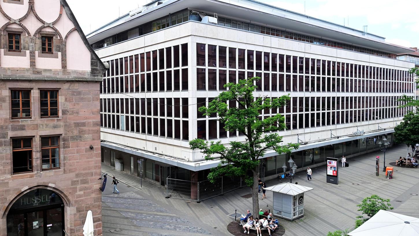 Seit mehr als einem Jahr steht das riesige Gebäude mitten in der Nürnberger Innenstadt leer. Seit mehr als einem Jahr steht das riesige Gebäude mitten in der Nürnberger Innenstadt leer.