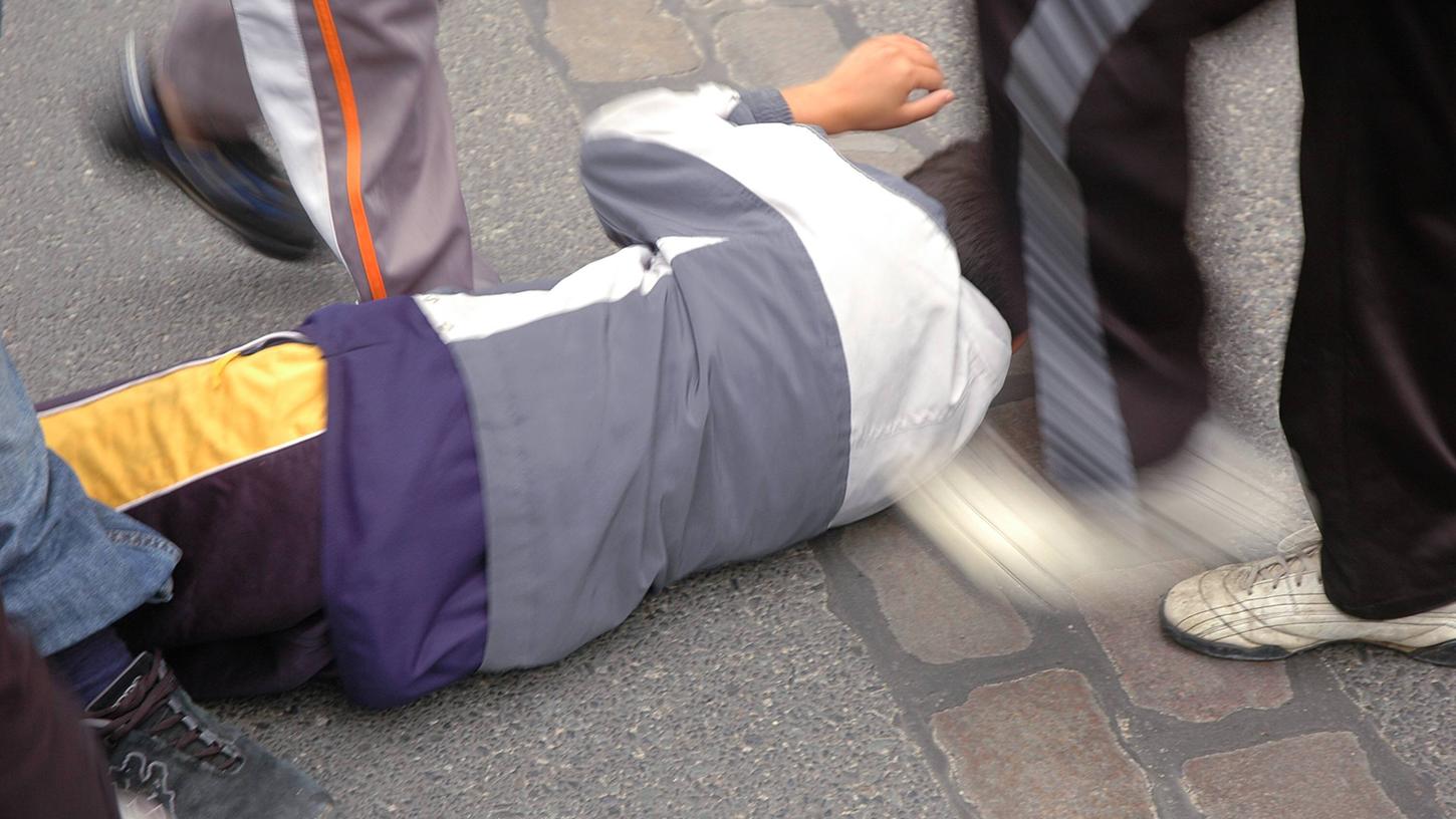 Ein 29-Jähriger wurde von seinen Angreifern gegen den Kopf getreten, nachdem er zu Boden gegangen war (Symbolbild). Ein 29-Jähriger wurde von seinen Angreifern gegen den Kopf getreten, nachdem er zu Boden gegangen war (Symbolbild).