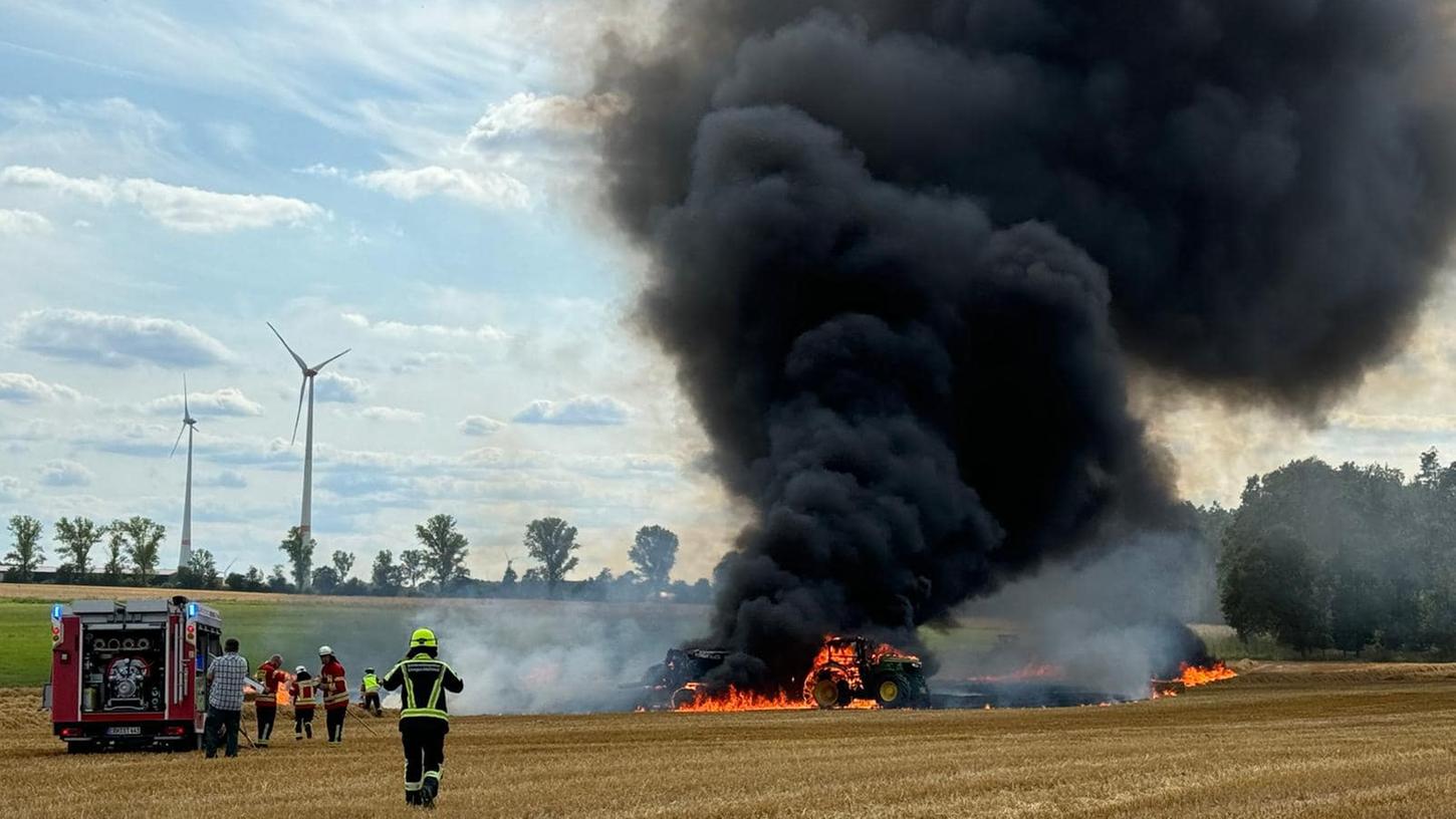 Die schwarzen Rauchwolken waren bereits von weither sichtbar: Auf einem Acker in Herzogenaurach ist am Donnerstag eine Landmaschine in Brand geraten. Die schwarzen Rauchwolken waren bereits von weither sichtbar: Auf einem Acker in Herzogenaurach ist am Donnerstag eine Landmaschine in Brand geraten.