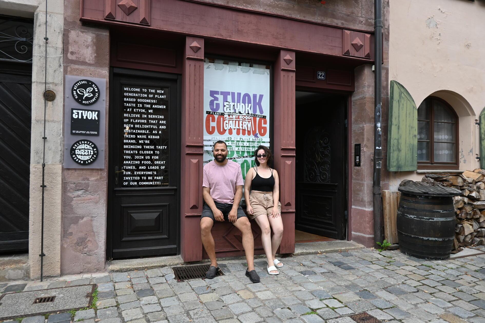 Etyok eröffnet in der Weißgerbergasse Nürnberg einen veganen Kiosk - neben Etyok-Chef Erkan Günaltay wird auch Deniz Yildiz im neuen Laden mit der Hausnummer 22 stehen.