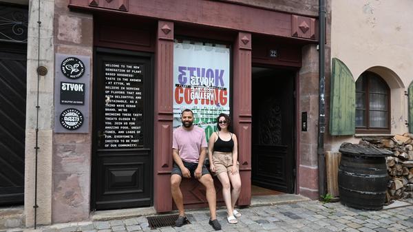 Etyok eröffnet in der Weißgerbergasse Nürnberg einen veganen Kiosk - neben Etyok-Chef Erkan Günaltay wird auch Deniz Yildiz im neuen Laden mit der Hausnummer 22 stehen.