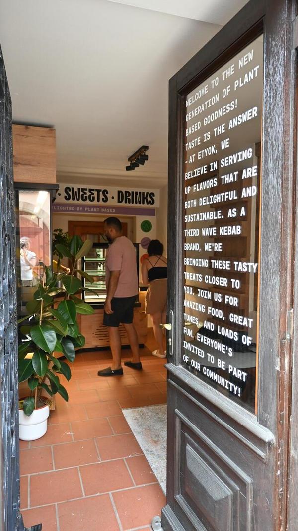 Erstmals wurde die Tür für die Presse geöffnet. Aus der Metzgerei und dem Leerstand ist ein kleiner Kiosk für vegane und vor allem auch glutenfreie Sandwiches und mehr geworden.