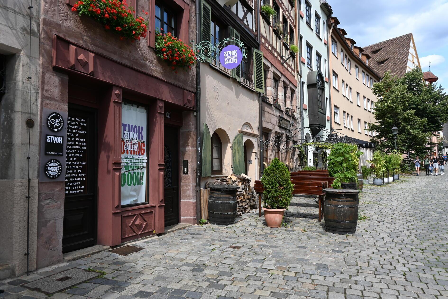 Der neue und rein vegan ausgerichtete Kiosk soll das gastronomische Angebot in der Weißgerbergasse ergänzen - es geht Etyok vor allem um das To-go-Geschäft: Gäste sollen sich hiet mit Sandwiches, Dessert, Smoothies oder Getränken versorgen, um sich dann an die Pegnitz beispielsweise zu setzen.