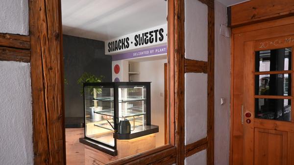 Helle Farben, Holznoten und viele Pflanzen herrschen im Ambiente der neuen Etyok Gallery vor. Noch sind die Theken nicht gefüllt, die Neueröffnung steht am Sonntag, 21. Juli, an.