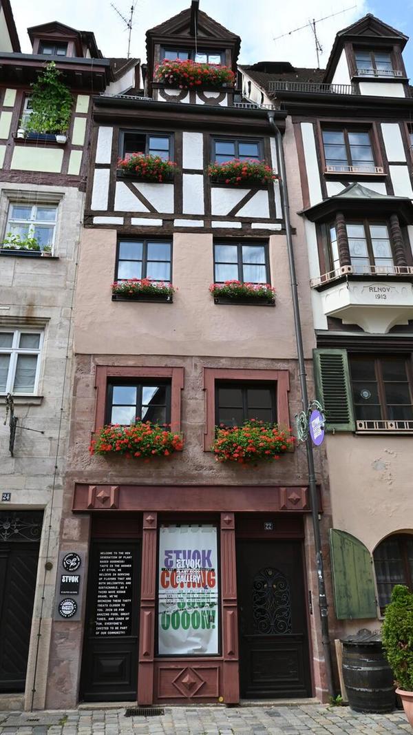 Es ist eines der schönsten Anwesen in der eh hübschesten Gasse Nürnbergs: Das Haus mit der Hausnummer 22 ist im Zweiten Weltkrieg von einer Brandbombe getroffen worden und bis auf den zweiten Stock niedergebrannt.