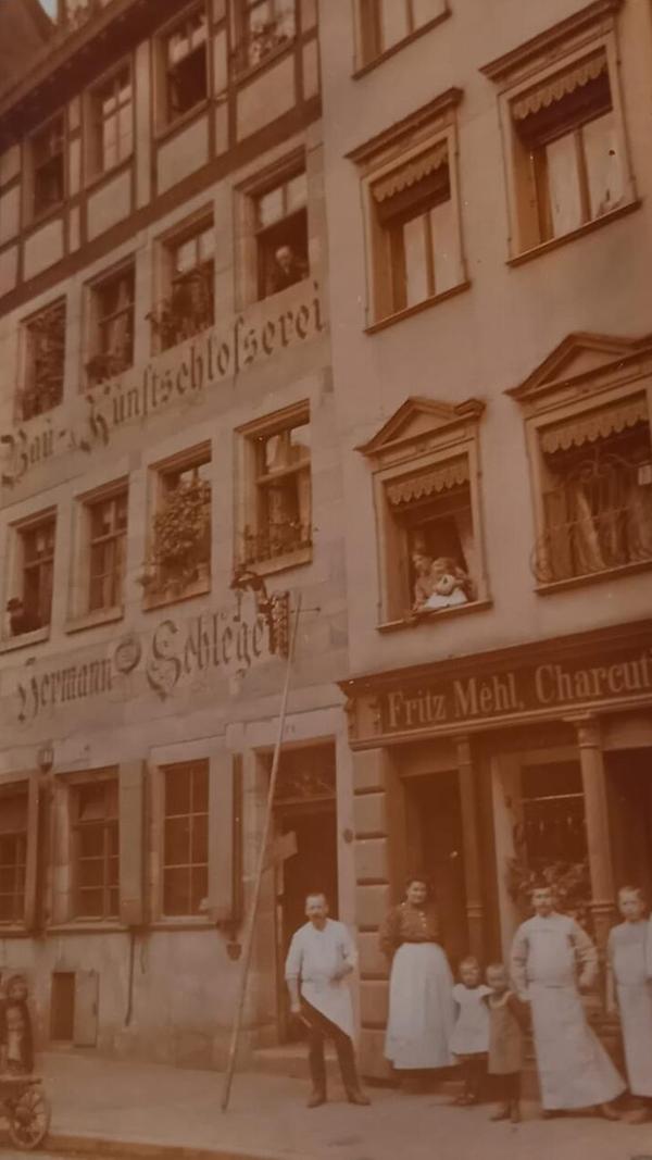 Beim Einzug hat die Vermieterin auch gleich die Geschichte des Hauses kund getan - und bildlich untermauert. Früher wurde hier Fleisch und Wurst verarbeitet und verkauft - eine Metzgerei und Charcuterie war hier beherbergt.