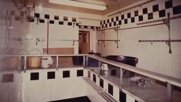 So sah das ehemalige Innenleben der Weißgerbergasse 22 aus - inzwischen geben Holzelemente und Pflanzen den atmosphärischen Ton an.