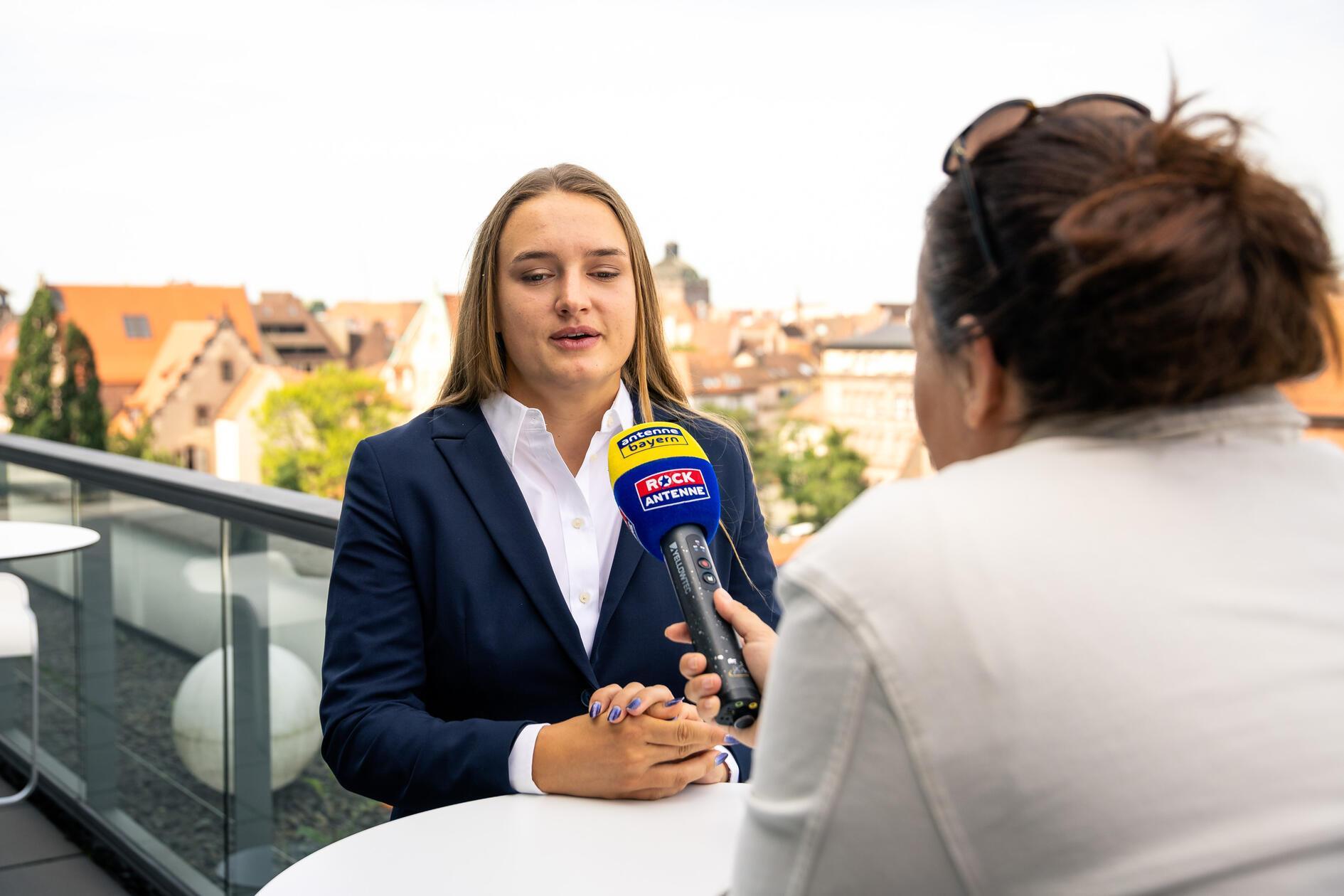 "Der Fokus liegt natürlich auf meinen eigenen Wettkämpfen. Ich freue mich aber schon sehr darauf mit anderen Athleten Kontakte zu knüpfen und Entscheidungen in anderen Sportarten live erleben zu dürfen“, sagt die 23-Jährige.