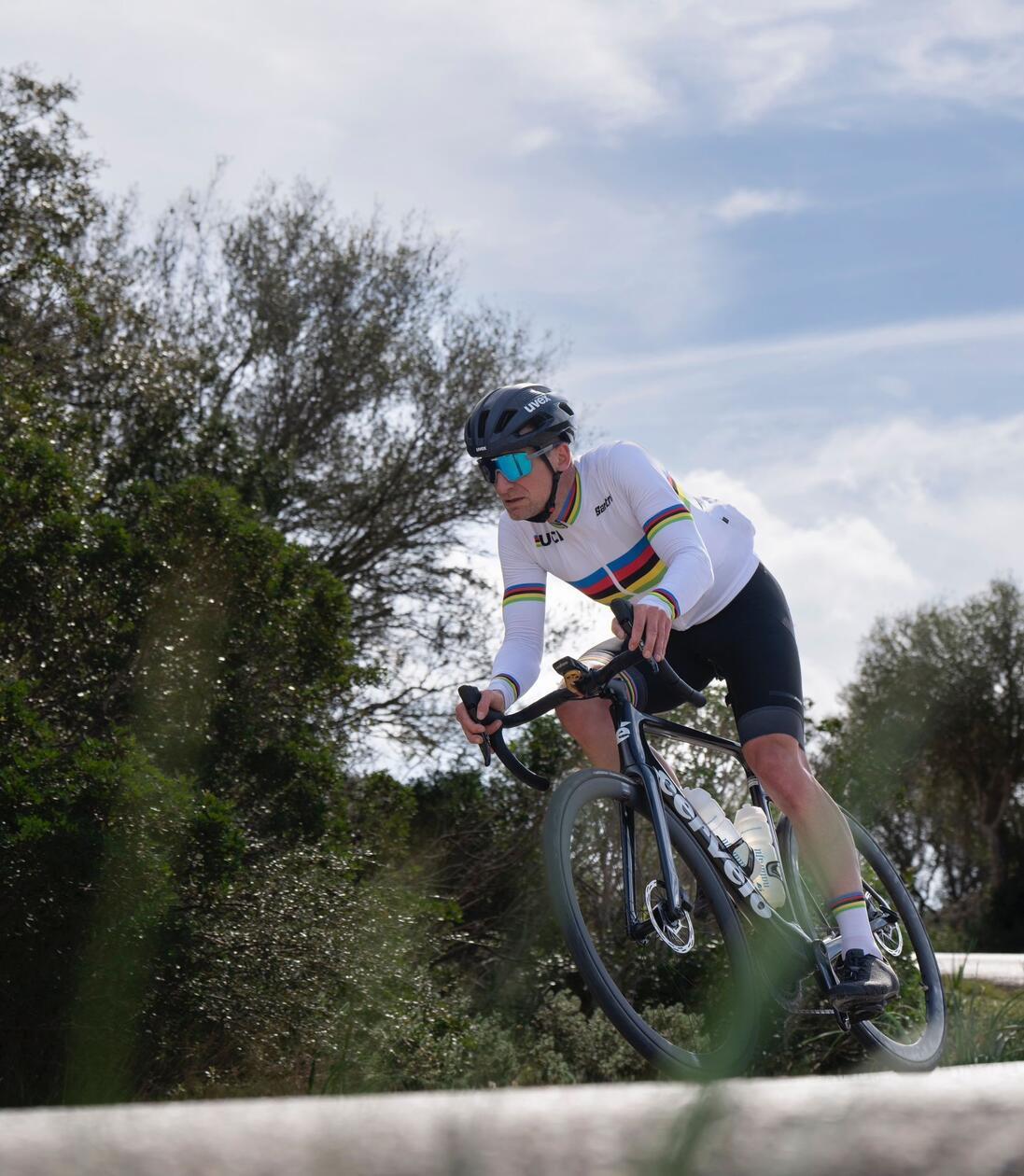 Schon 2021 war Paracycler Matthias Schindler bei Olympia dabei. Seine Erfahrung beschreibt er so: "Tokio war eine unvergessliche Erfahrung. Die Zeitverschiebung, Isolation der Athleten und die Beschränkung der Zuschauer haben den Zauber der Spiele aber ein wenig gehemmt. Ich freue mich schon so unfassbar darauf, meine Familie im Ziel in die Arme zu nehmen!"
