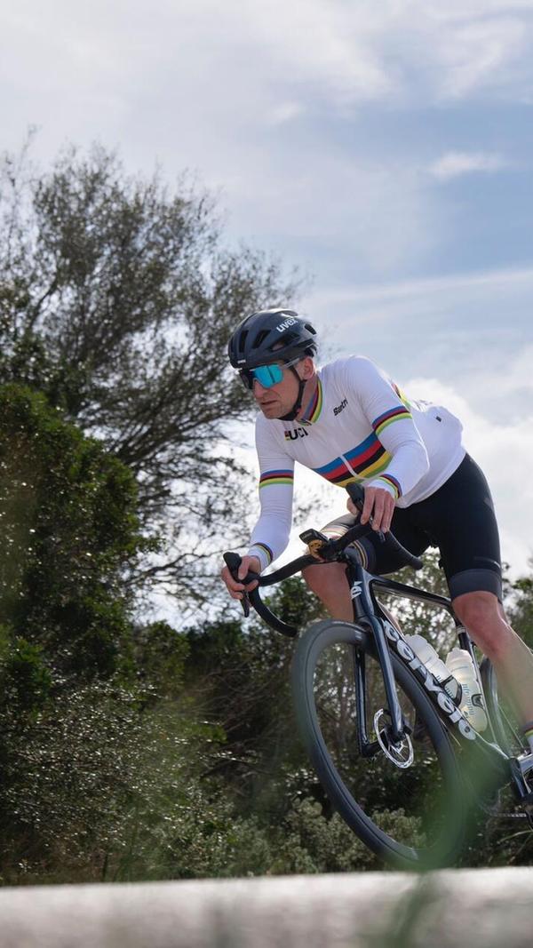 Schon 2021 war Paracycler Matthias Schindler bei Olympia dabei. Seine Erfahrung beschreibt er so: "Tokio war eine unvergessliche Erfahrung. Die Zeitverschiebung, Isolation der Athleten und die Beschränkung der Zuschauer haben den Zauber der Spiele aber ein wenig gehemmt. Ich freue mich schon so unfassbar darauf, meine Familie im Ziel in die Arme zu nehmen!"